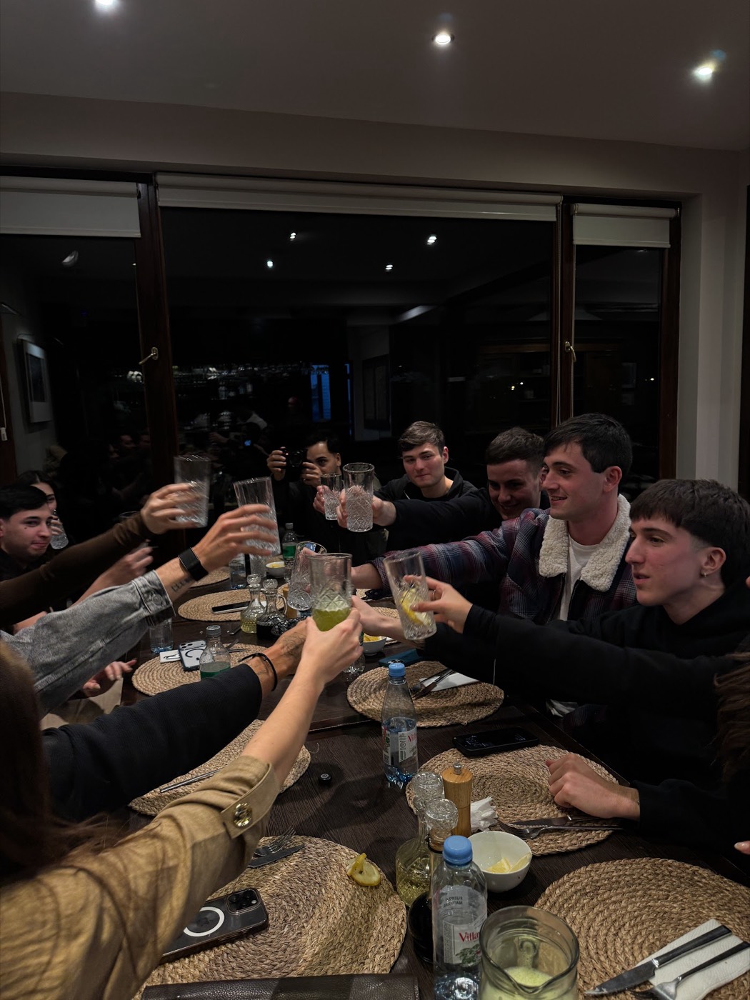 Brindis en una cena del viaje