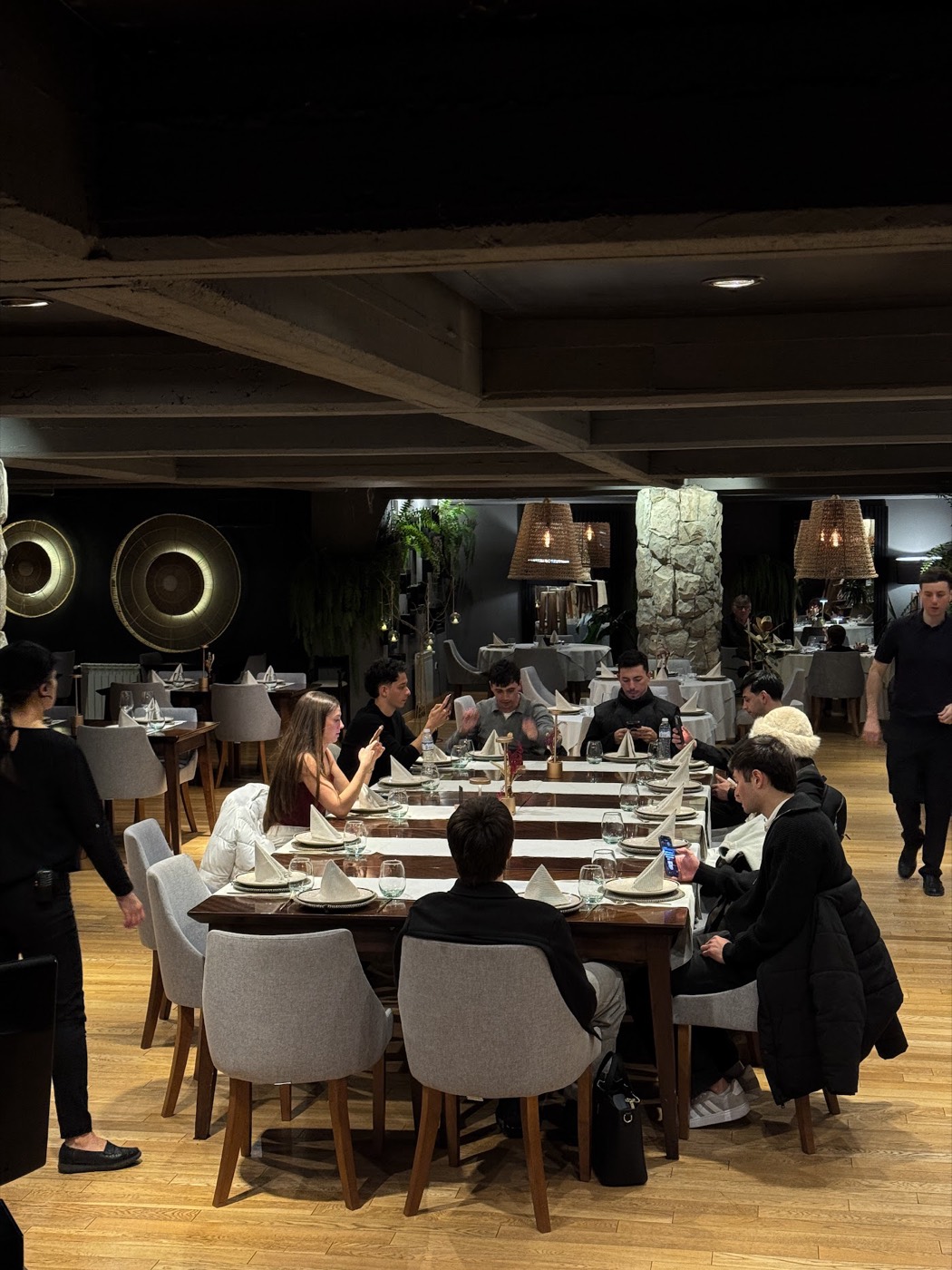 Cena del grupo en un restaurante