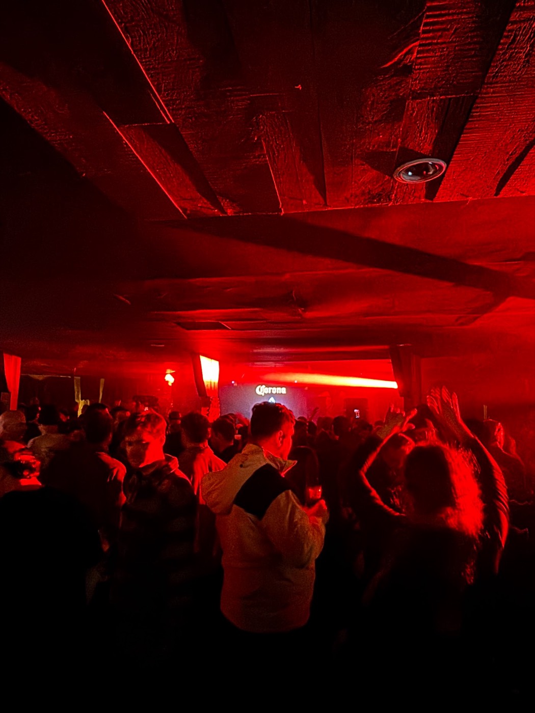 Noche de fiesta con luces rojas