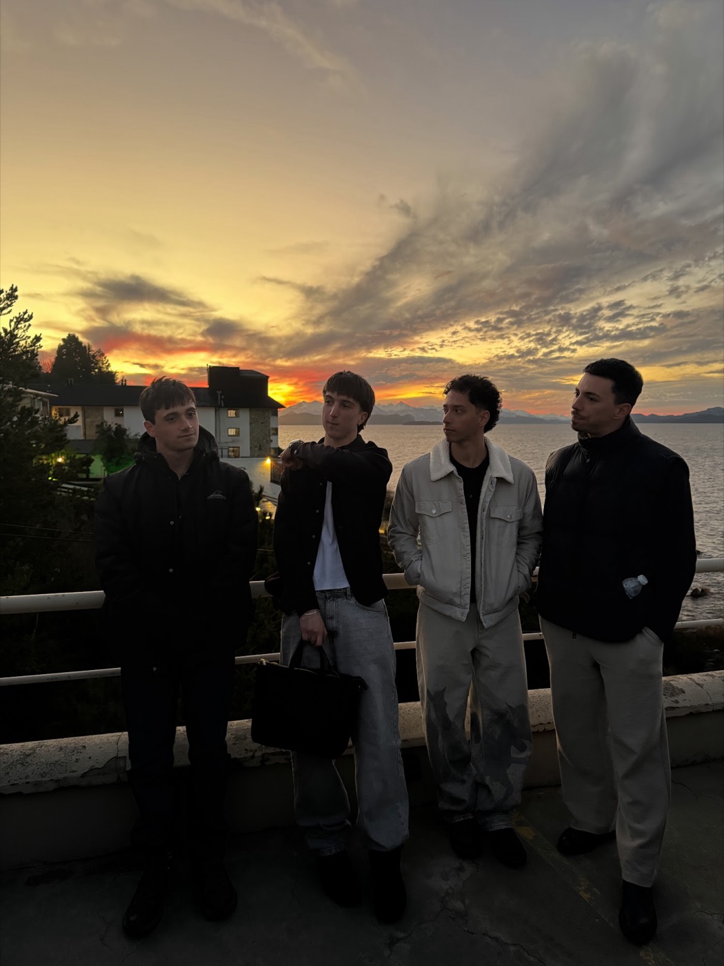 Grupo frente al lago al atardecer