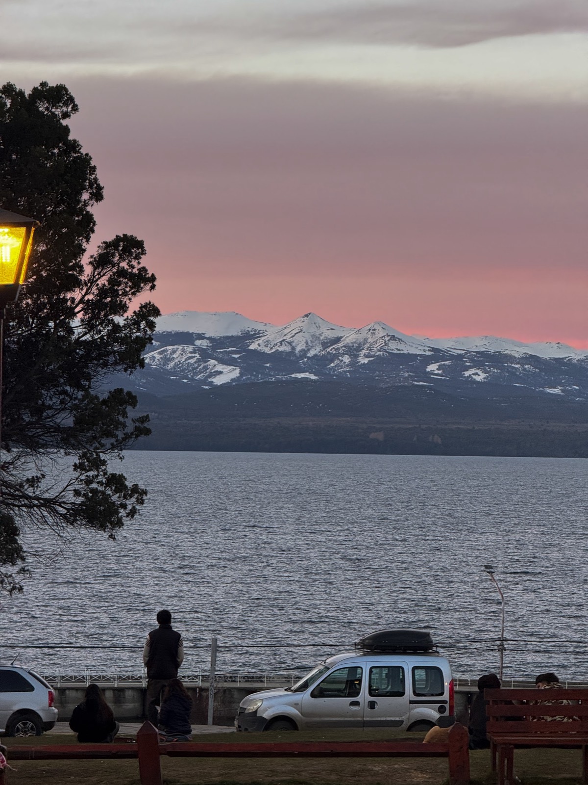 Lago y montañas nevadas al atardecer