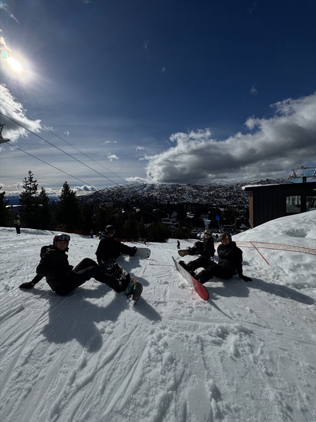 Grupo disfrutando en la nieve