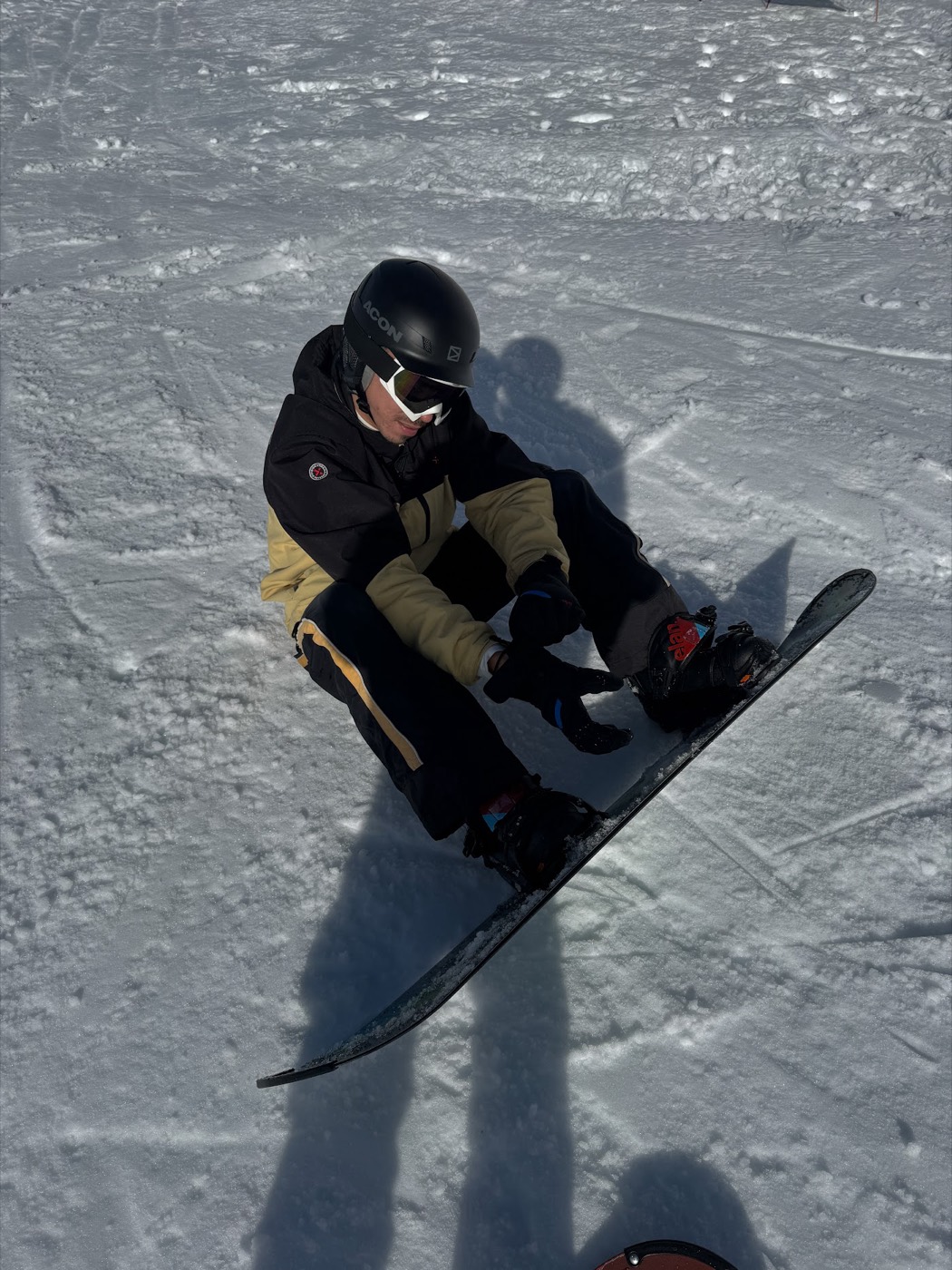 Participante haciendo snowboard