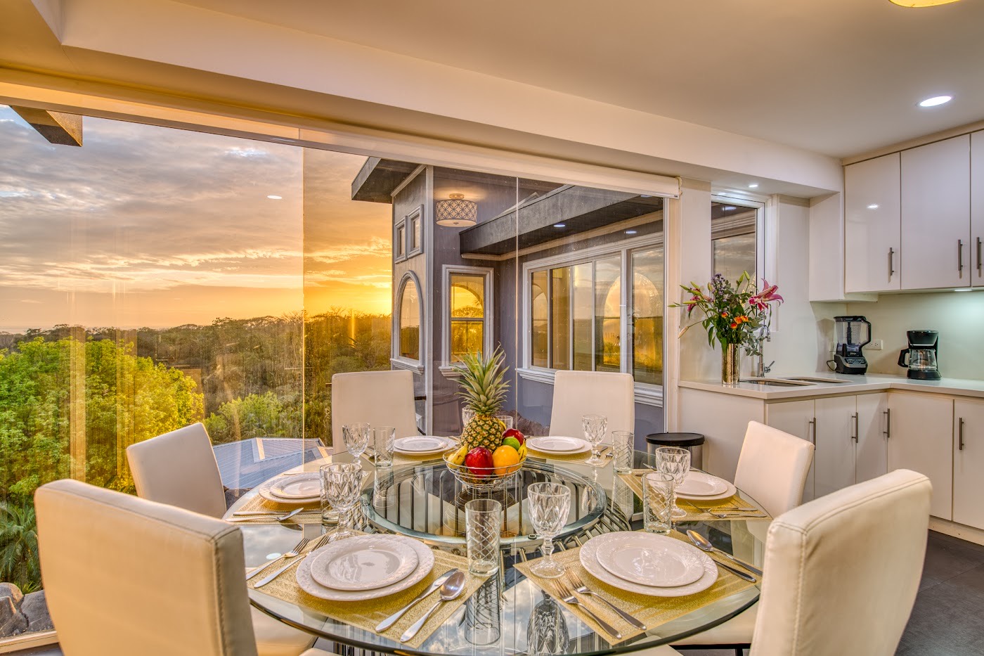 Comedor con ventanales y vista a la selva