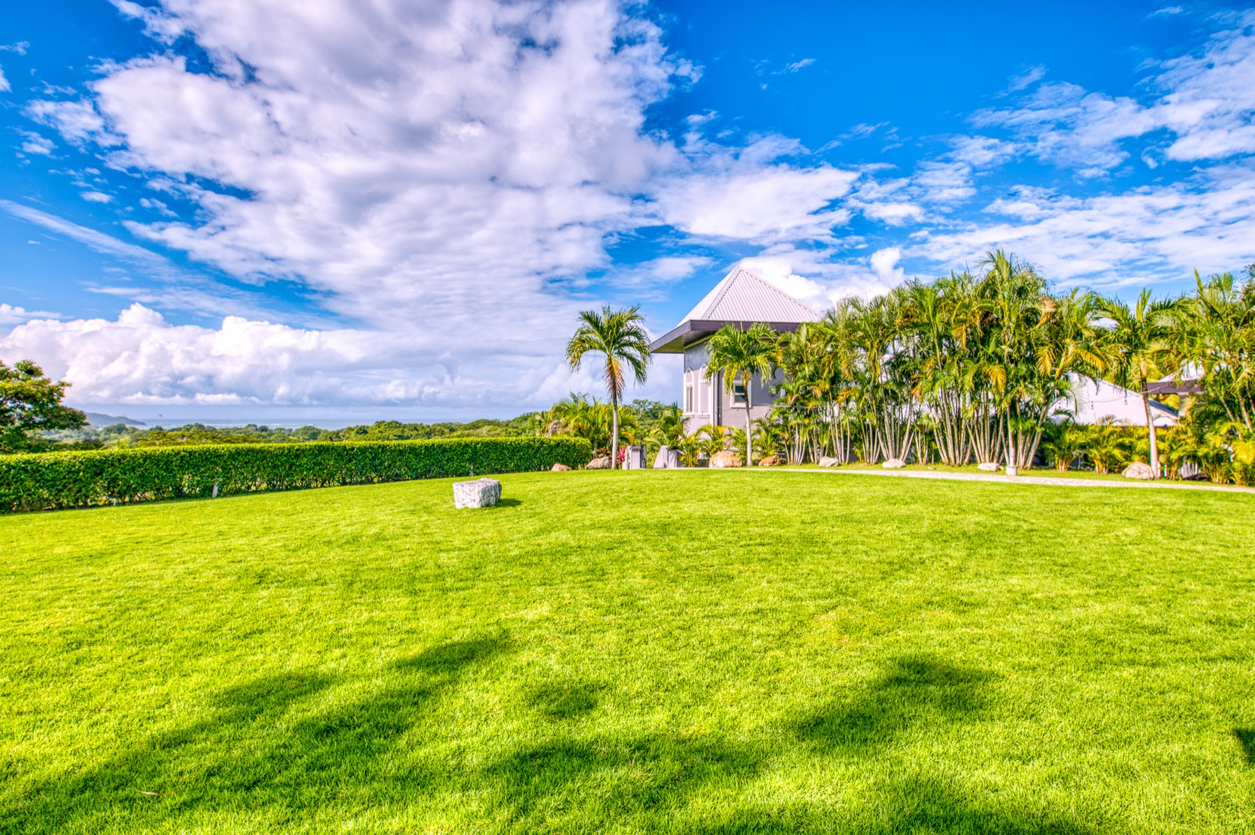 Jardín de la casa bajo el cielo de Costa Rica